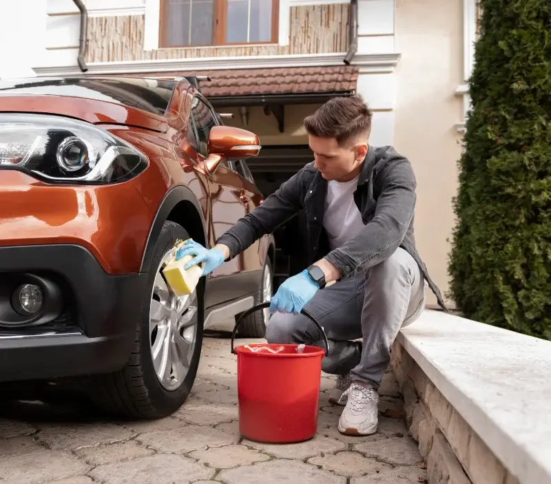 Lavage auto à domicile Morillon : professionnel intervenant sur un véhicule